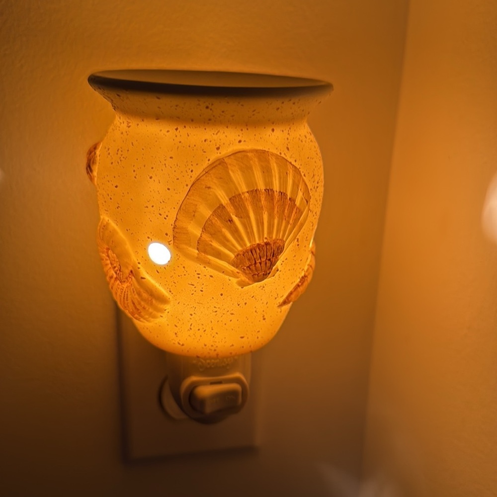 Scentsy Seashell Plug-In Shell Beach Decor Night Light Wax Warmer Retired - Picture 9 of 12